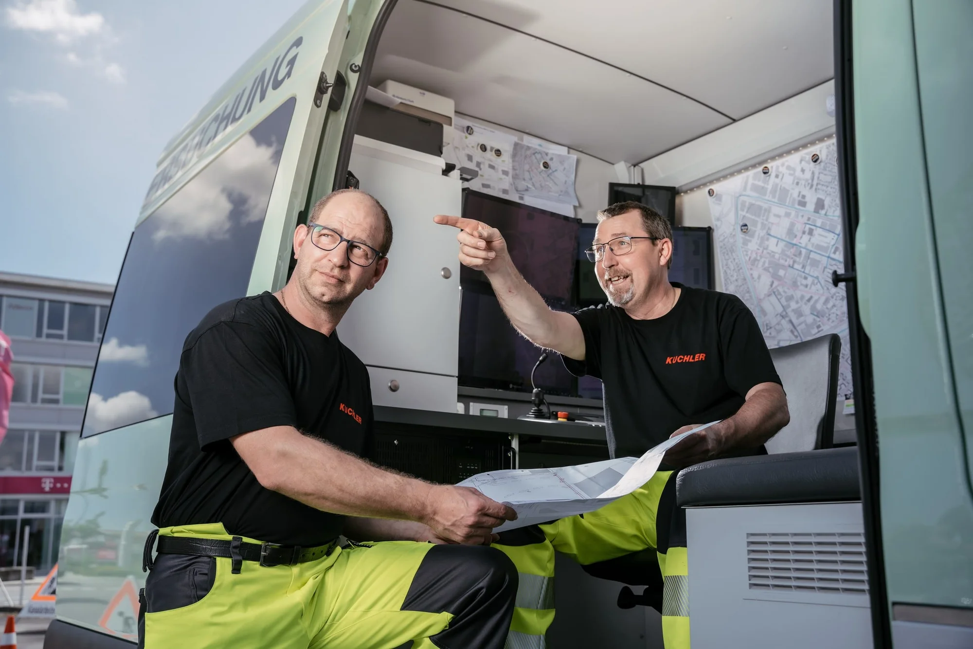 Schlammsaugen an einem Regenrückhaltebecken